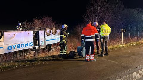 Ein Bus eines Reiseunternehmens aus Polen liegt nach einem Unfall auf der A2 bei Bornstedt auf dem Dach
