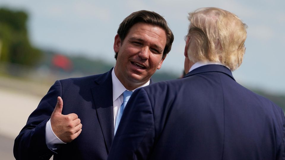 Ron DeSantis (l.) und Donald Trump im Oktober 2020 in Florida