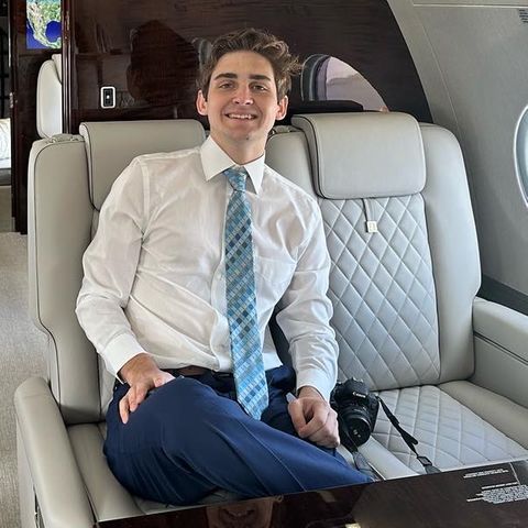 Jack Sweeney in Privatjet auf einer Ausstellung für Geschäftsluftfahrt der NBAA im Oktober 2022 in Orlando