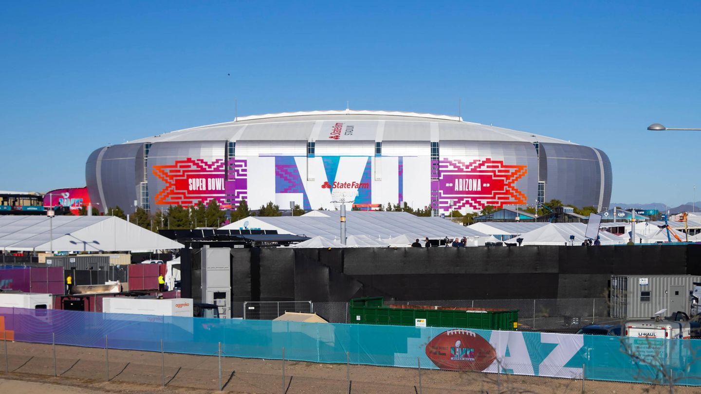 State Farm Stadium in Glendale : Ein Blick von außen auf das State Farm Stadium, benannt nach einem großen Versicherungsunternehmen in den USA. Bis 2018 hieß die Arena noch University of Phoenix Stadium. Rund um das Stadion gibt es bei dem Super Bowl zahlreiche Events für die Fans. Ein Blick von außen auf das State Farm Stadium, benannt nach einem großen Versicherungsunternehmen in den USA. Bis 2018 hieß die Arena noch University of Phoenix Stadium. Rund um das Stadion gibt es bei dem Super Bowl zahlreiche Events für die Fans.