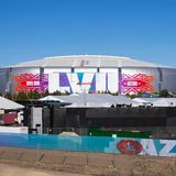 Ein Blick von außen auf das State Farm Stadium, benannt nach einem großen Versicherungsunternehmen in den USA. Bis 2018 hieß die Arena noch University of Phoenix Stadium. Rund um das Stadion gibt es bei dem Super Bowl zahlreiche Events für die Fans.