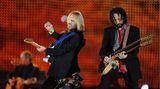 32 Jahre waren "Tom Petty & The Heratbrakers" bereits als Band unterwegs, ehe sie 2008 beim Super Bowl in Glendale auftreten durften. Die Band konzentrierte sich nicht auf das bunte Drumherum, sondern mehr auf die Rock-Hits wie "I won't back down" oder "Free fallin'". Klassiker, die nicht nur die Fans im Stadion mitgröhlen konnten. 