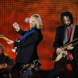 32 Jahre waren "Tom Petty & The Heratbrakers" bereits als Band unterwegs, ehe sie 2008 beim Super Bowl in Glendale auftreten durften. Die Band konzentrierte sich nicht auf das bunte Drumherum, sondern mehr auf die Rock-Hits wie "I won't back down" oder "Free fallin'". Klassiker, die nicht nur die Fans im Stadion mitgröhlen konnten. 