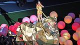 Ihr Auftritt in der Halbzeit gilt als einer der spektakulärsten in der NFL-Geschichte. Auf dem Rücken eines riesigen Löwen kam Katy Perry 2015 in das Stadion. Was spektakulär anzusehen war, Perry wechselte unter anderem mehrfach ihre Kostüme, war auch musikalisch ein Gewinn für die NFL. Als Gaststars traten neben Perry auch Lenny Kravitz und Missy Elliott auf. Viral ging bei dem Auftritt auch die kuriose Performance eines Tänzers in einem Hai-Kostüm (hier zu sehen).