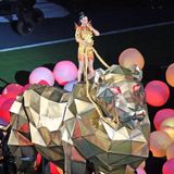 Ihr Auftritt in der Halbzeit gilt als einer der spektakulärsten in der NFL-Geschichte. Auf dem Rücken eines riesigen Löwen kam Katy Perry 2015 in das Stadion. Was spektakulär anzusehen war, Perry wechselte unter anderem mehrfach ihre Kostüme, war auch musikalisch ein Gewinn für die NFL. Als Gaststars traten neben Perry auch Lenny Kravitz und Missy Elliott auf. Viral ging bei dem Auftritt auch die kuriose Performance eines Tänzers in einem Hai-Kostüm (hier zu sehen).