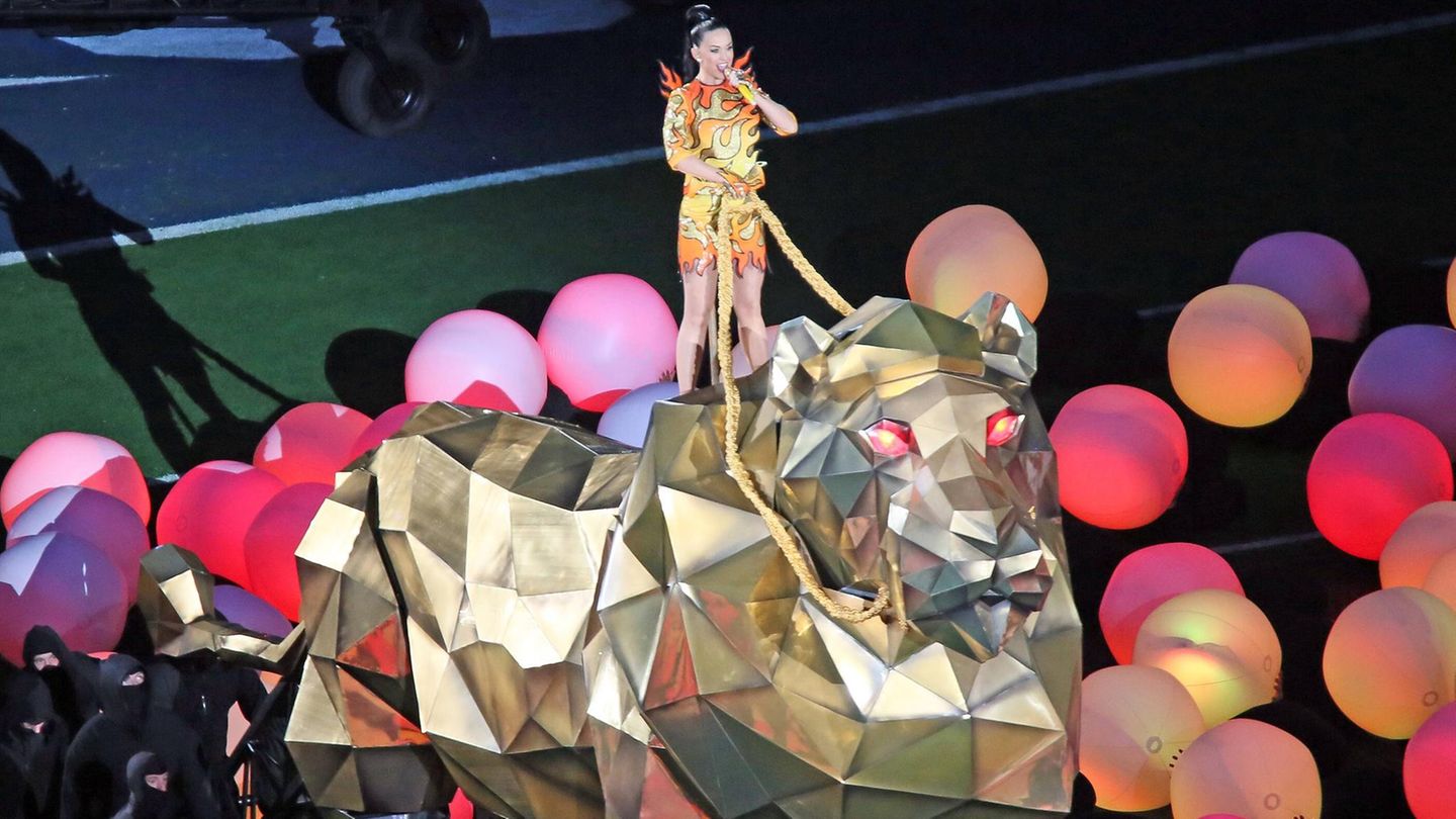 State Farm Stadium in Glendale : Ihr Auftritt in der Halbzeit gilt als einer der spektakulärsten in der NFL-Geschichte. Auf dem Rücken eines riesigen Löwen kam Katy Perry 2015 in das Stadion. Was spektakulär anzusehen war, Perry wechselte unter anderem mehrfach ihre Kostüme, war auch musikalisch ein Gewinn für die NFL. Als Gaststars traten neben Perry auch Lenny Kravitz und Missy Elliott auf. Viral ging bei dem Auftritt auch die kuriose Performance eines Tänzers in einem Hai-Kostüm (hier zu sehen). Ihr Auftritt in der Halbzeit gilt als einer der spektakulärsten in der NFL-Geschichte. Auf dem Rücken eines riesigen Löwen kam Katy Perry 2015 in das Stadion. Was spektakulär anzusehen war, Perry wechselte unter anderem mehrfach ihre Kostüme, war auch musikalisch ein Gewinn für die NFL. Als Gaststars traten neben Perry auch Lenny Kravitz und Missy Elliott auf. Viral ging bei dem Auftritt auch die kuriose Performance eines Tänzers in einem Hai-Kostüm (hier zu sehen).
