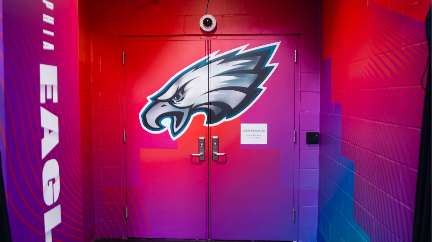"Fly, Eagles, Fly" – für das Endspiel in der NFL wurden auch die Umkleiden der Teams bunt geschmückt. Hier die Außenansicht auf die Kabine der Philadelphia Eagles.