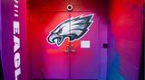 "Fly, Eagles, Fly" – für das Endspiel in der NFL wurden auch die Umkleiden der Teams bunt geschmückt. Hier die Außenansicht auf die Kabine der Philadelphia Eagles.