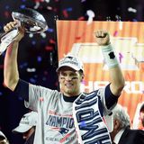 2015 war dann dieser Mann mal wieder erfolgreich: Tom Brady gewann mit den New England Patriots gegen die Seattle Seahawks. Zwar führten die Seahawks zu Beginn des letzten Viertels mit zehn Punkten, doch zwei Touchdown-Pässe Bradys sorgten für den 28:24-Endstand und den vierten (von mittlerweile sechs) Titel der Patriots. Für Aufsehen sorgte das Conference Finale der Patriots gegen die Indianapolis Colts: Im Nachhinein kam heraus, dass fast alle Spielbälle beim Heimspiel der Patriots einen zu geringen Luftdruck hatten, was dem Quarterback einen besseren Griff am Ball gibt. Als Folge des als "Deflategate"-Skandals in die NFL-Geschichte eingegangenen Vorfalls mussten die Patriots eine Million Dollar Strafe zahlen und verloren zwei Draftpicks. Brady wurde für die ersten vier Spiele der Saison 2016 gesperrt, weil er wusste, dass die Bälle mit zu wenig Luftdruck aufgepumpt wurden.