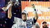 2015 war dann dieser Mann mal wieder erfolgreich: Tom Brady gewann mit den New England Patriots gegen die Seattle Seahawks. Zwar führten die Seahawks zu Beginn des letzten Viertels mit zehn Punkten, doch zwei Touchdown-Pässe Bradys sorgten für den 28:24-Endstand und den vierten (von mittlerweile sechs) Titel der Patriots. Für Aufsehen sorgte das Conference Finale der Patriots gegen die Indianapolis Colts: Im Nachhinein kam heraus, dass fast alle Spielbälle beim Heimspiel der Patriots einen zu geringen Luftdruck hatten, was dem Quarterback einen besseren Griff am Ball gibt. Als Folge des als "Deflategate"-Skandals in die NFL-Geschichte eingegangenen Vorfalls mussten die Patriots eine Million Dollar Strafe zahlen und verloren zwei Draftpicks. Brady wurde für die ersten vier Spiele der Saison 2016 gesperrt, weil er wusste, dass die Bälle mit zu wenig Luftdruck aufgepumpt wurden.