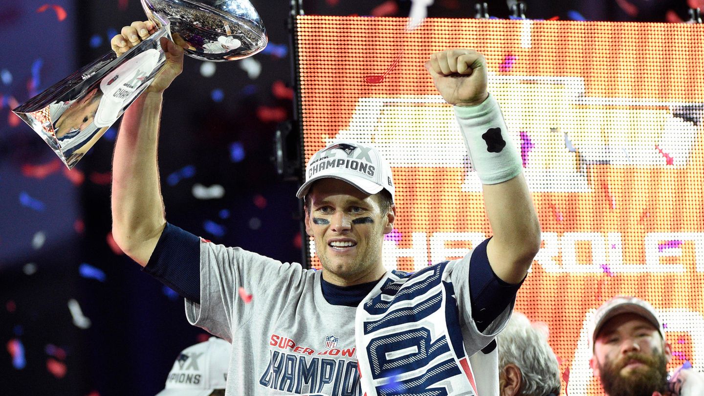 State Farm Stadium in Glendale : 2015 war dann dieser Mann mal wieder erfolgreich: Tom Brady gewann mit den New England Patriots gegen die Seattle Seahawks. Zwar führten die Seahawks zu Beginn des letzten Viertels mit zehn Punkten, doch zwei Touchdown-Pässe Bradys sorgten für den 28:24-Endstand und den vierten (von mittlerweile sechs) Titel der Patriots. Für Aufsehen sorgte das Conference Finale der Patriots gegen die Indianapolis Colts: Im Nachhinein kam heraus, dass fast alle Spielbälle beim Heimspiel der Patriots einen zu geringen Luftdruck hatten, was dem Quarterback einen besseren Griff am Ball gibt. Als Folge des als "Deflategate"-Skandals in die NFL-Geschichte eingegangenen Vorfalls mussten die Patriots eine Million Dollar Strafe zahlen und verloren zwei Draftpicks. Brady wurde für die ersten vier Spiele der Saison 2016 gesperrt, weil er wusste, dass die Bälle mit zu wenig Luftdruck aufgepumpt wurden. 2015 war dann dieser Mann mal wieder erfolgreich: Tom Brady gewann mit den New England Patriots gegen die Seattle Seahawks. Zwar führten die Seahawks zu Beginn des letzten Viertels mit zehn Punkten, doch zwei Touchdown-Pässe Bradys sorgten für den 28:24-Endstand und den vierten (von mittlerweile sechs) Titel der Patriots. Für Aufsehen sorgte das Conference Finale der Patriots gegen die Indianapolis Colts: Im Nachhinein kam heraus, dass fast alle Spielbälle beim Heimspiel der Patriots einen zu geringen Luftdruck hatten, was dem Quarterback einen besseren Griff am Ball gibt. Als Folge des als "Deflategate"-Skandals in die NFL-Geschichte eingegangenen Vorfalls mussten die Patriots eine Million Dollar Strafe zahlen und verloren zwei Draftpicks. Brady wurde für die ersten vier Spiele der Saison 2016 gesperrt, weil er wusste, dass die Bälle mit zu wenig Luftdruck aufgepumpt wurden.