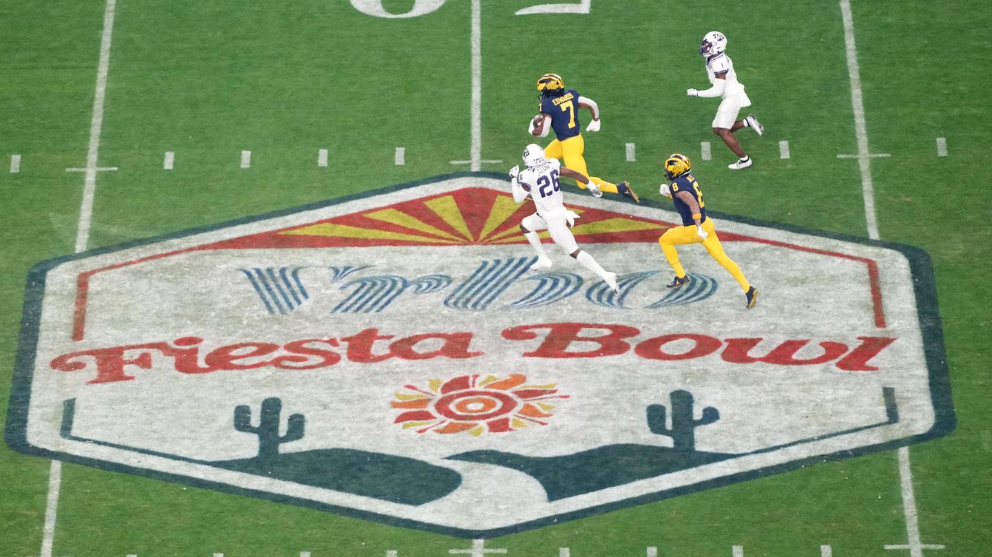 State Farm Stadium in Glendale : In der Arena hat nicht nur die NFL eine Spielstätte gefunden, sondern auch der gleichermaßen beliebte College Football. Jährlich findet in Glendale der Fiesta Bowl statt, eines der prestigeträchtigsten Bowl-Spiele im Universitätsbereich. Im Januar besiegten die TCU Horned Frogs die Michigan Wolverines 51:45. In der Arena hat nicht nur die NFL eine Spielstätte gefunden, sondern auch der gleichermaßen beliebte College Football. Jährlich findet in Glendale der Fiesta Bowl statt, eines der prestigeträchtigsten Bowl-Spiele im Universitätsbereich. Im Januar besiegten die TCU Horned Frogs die Michigan Wolverines 51:45.