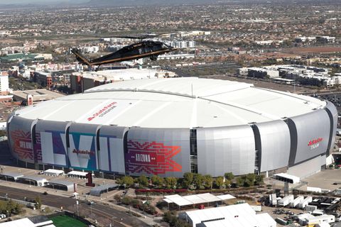 Ein bisschen Angeberwissen gefällig? Das State Farm Stadium ist zwar erst 17 Jahre alt, aber bereits zum dritten Mal Gastgeber des Super Bowls. Sie wollen wissen, wer hier bereits gespielt hat? Dazu kommen wir gleich.