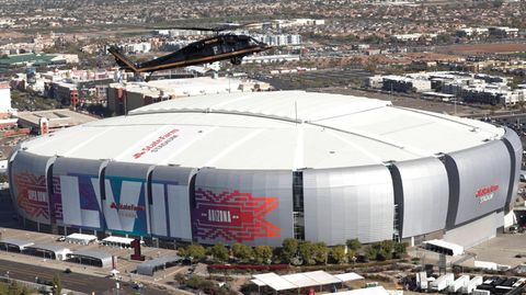 Ein bisschen Angeberwissen gefällig? Das State Farm Stadium ist zwar erst 17 Jahre alt, aber bereits zum dritten Mal Gastgeber des Super Bowls. Sie wollen wissen, wer hier bereits gespielt hat? Dazu kommen wir gleich.