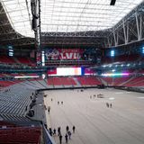 72.200 Fans werden beim Super Bowl LVII am Sonntag in Glendale erwartet. Das Stadion selbst ist vielleicht nicht so spektakulär wie das neugebaute SoFi Stadium in Los Angeles, wo im Vorjahr der Super Bowl ausgetragen wurde, hat jedoch auch einige Raffinessen zu bieten. So lässt sich der Rasen – wie beispielsweise auch in der Veltins-Arena in Gelsenkirchen – aus dem Stadion fahren. Die Arena kann also auch für Events wie Rodeo oder Motorsportveranstaltungen genutzt werden. Auch an die VIPs wurde gedacht. 88 Logen mit bis zu 16 Plätzen befinden sich in der Arena. Das Dach lässt sich je nach Wetterlage öffnen oder schließen. Am Sonntag wird es womöglich geschlossen bleiben. Laut Vorhersage sollen es maximal 16 Grad werden und Regen geben.