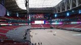 72.200 Fans werden beim Super Bowl LVII am Sonntag in Glendale erwartet. Das Stadion selbst ist vielleicht nicht so spektakulär wie das neugebaute SoFi Stadium in Los Angeles, wo im Vorjahr der Super Bowl ausgetragen wurde, hat jedoch auch einige Raffinessen zu bieten. So lässt sich der Rasen – wie beispielsweise auch in der Veltins-Arena in Gelsenkirchen – aus dem Stadion fahren. Die Arena kann also auch für Events wie Rodeo oder Motorsportveranstaltungen genutzt werden. Auch an die VIPs wurde gedacht. 88 Logen mit bis zu 16 Plätzen befinden sich in der Arena. Das Dach lässt sich je nach Wetterlage öffnen oder schließen. Am Sonntag wird es womöglich geschlossen bleiben. Laut Vorhersage sollen es maximal 16 Grad werden und Regen geben.