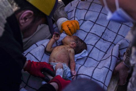 Ein Baby wird von Männern untersucht
