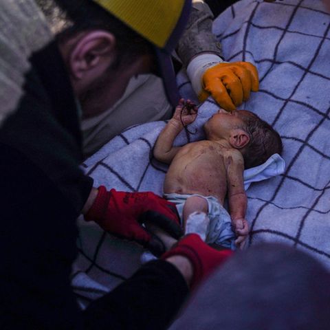 Ein Baby wird von Männern untersucht