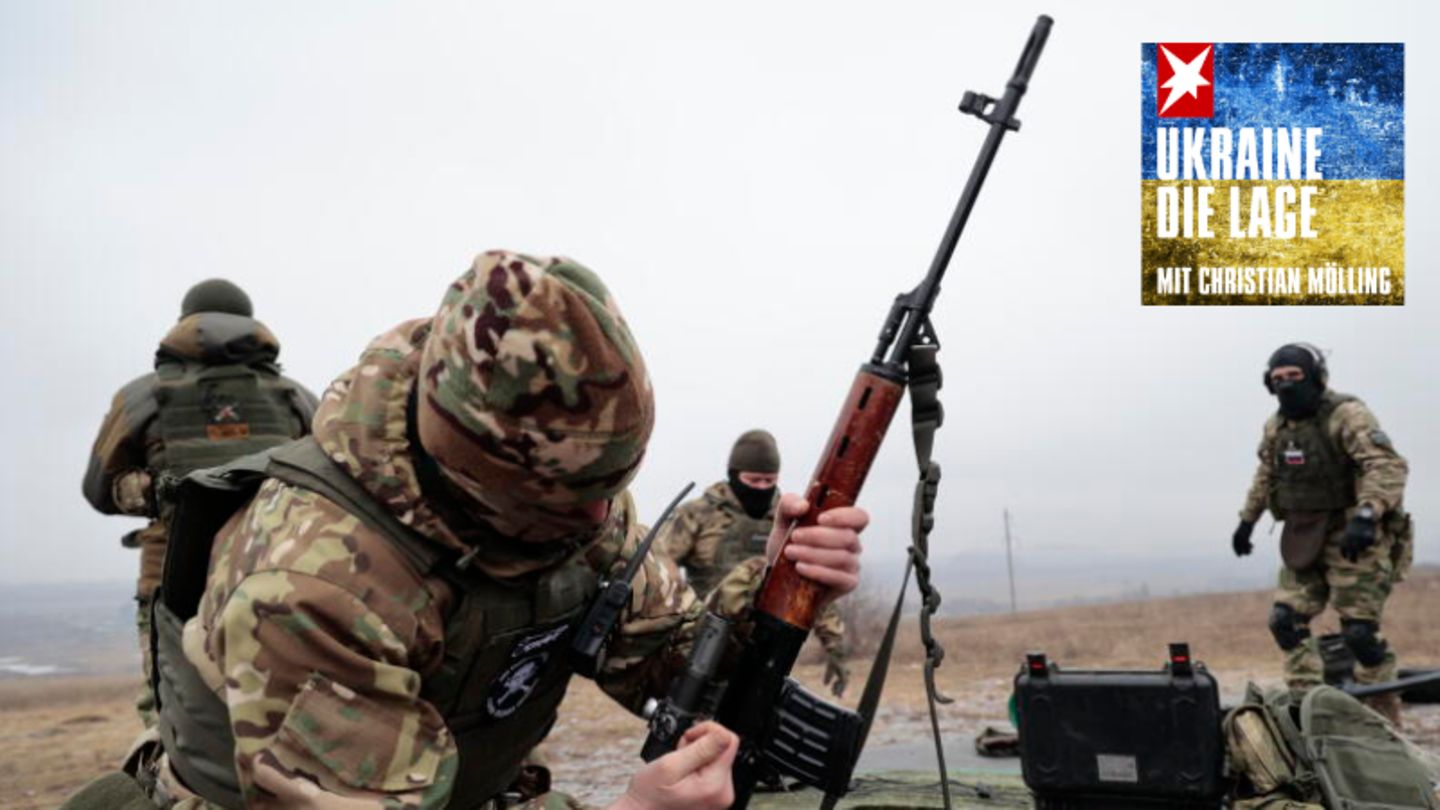 Soldaten der russischen Armee üben auf einem Truppenübungsplatz im Gebiet Donezk