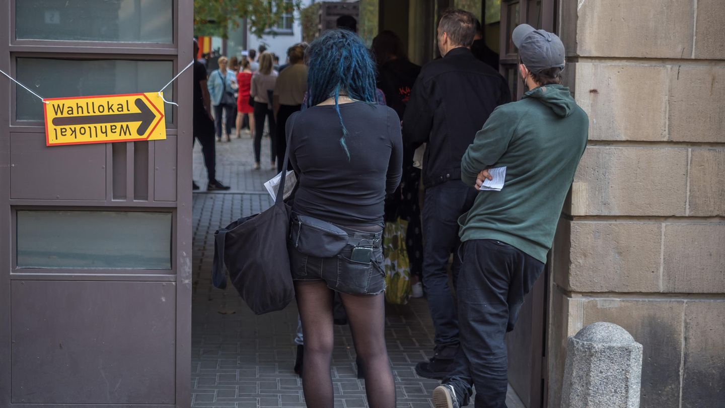Wartende Menschen vor einem Wahllokal im Berliner Stadtteil Prenzlauer Berg