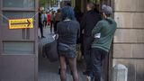 Wartende Menschen vor einem Wahllokal im Berliner Stadtteil Prenzlauer Berg