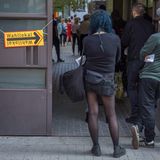 Wartende Menschen vor einem Wahllokal im Berliner Stadtteil Prenzlauer Berg
