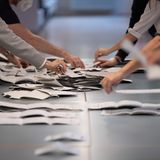 Wahlhelfer und Wahlhelferinnen zählen in einem Berliner Wahllokal Stimmzettel