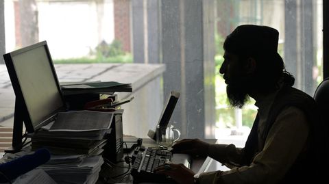 Ein Mitglied der Taliban arbeitet im Ministerium für Verkehr und Zivilluftfahrt in Kabul, Afghanistan