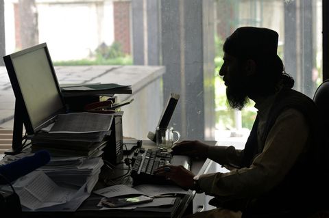Ein Mitglied der Taliban arbeitet im Ministerium für Verkehr und Zivilluftfahrt in Kabul, Afghanistan