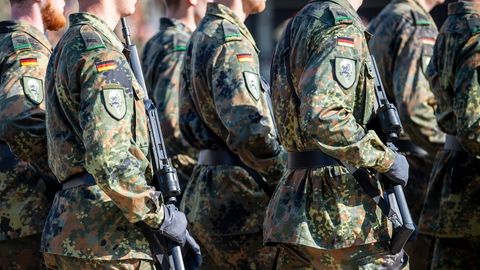 Soldaten der Bundeswehr laufen über den Appellplatz