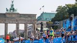 Teilnehmer des Berlin Marathons laufen auf dem letzten Streckenabschnitt am Brandenburger Tor