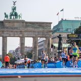 Teilnehmer des Berlin Marathons laufen auf dem letzten Streckenabschnitt am Brandenburger Tor
