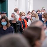 Franziska Giffey in der Schlange des Wahllokal zur Wahl des Abgeordnetenhaus in Berlin