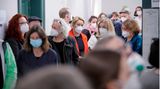 Franziska Giffey in der Schlange des Wahllokal zur Wahl des Abgeordnetenhaus in Berlin