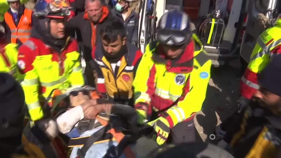 Erdbeben-Katastrophe: Frau nach mehr als 100 Stunden aus Trümmern gerettet