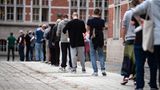 Lange Schlangen bilden sich vor den Wahllokalen in der Jane-Addams-Schule in Friedrichshain.