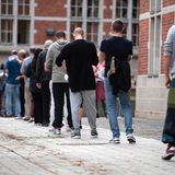 Lange Schlangen bilden sich vor den Wahllokalen in der Jane-Addams-Schule in Friedrichshain.