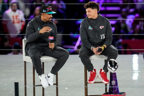 Jalen Hurts (links) und Patrick Mahomes beim Media Day des Super Bowls