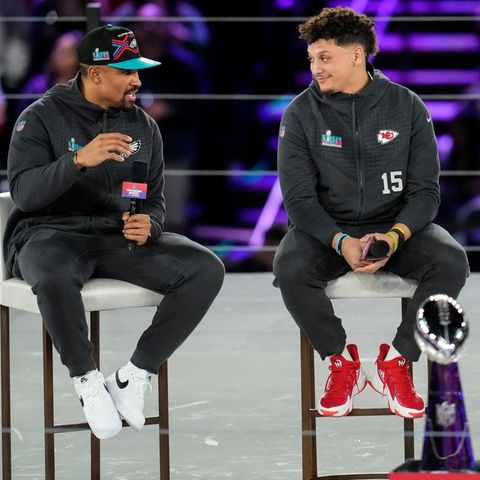 Jalen Hurts (links) und Patrick Mahomes beim Media Day des Super Bowls