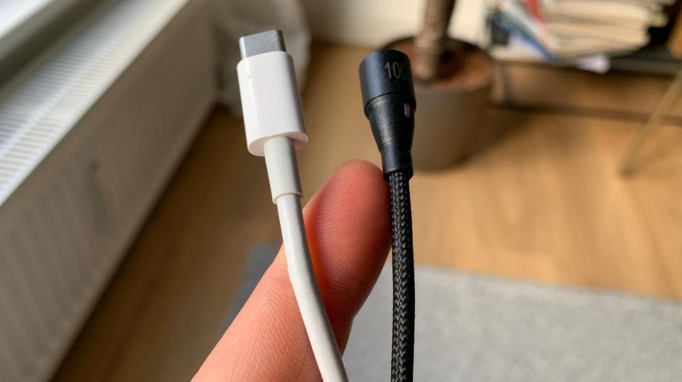 Magnetisches Ladekabel Ein magnetisches Ladekabel neben dem Apple-Original
