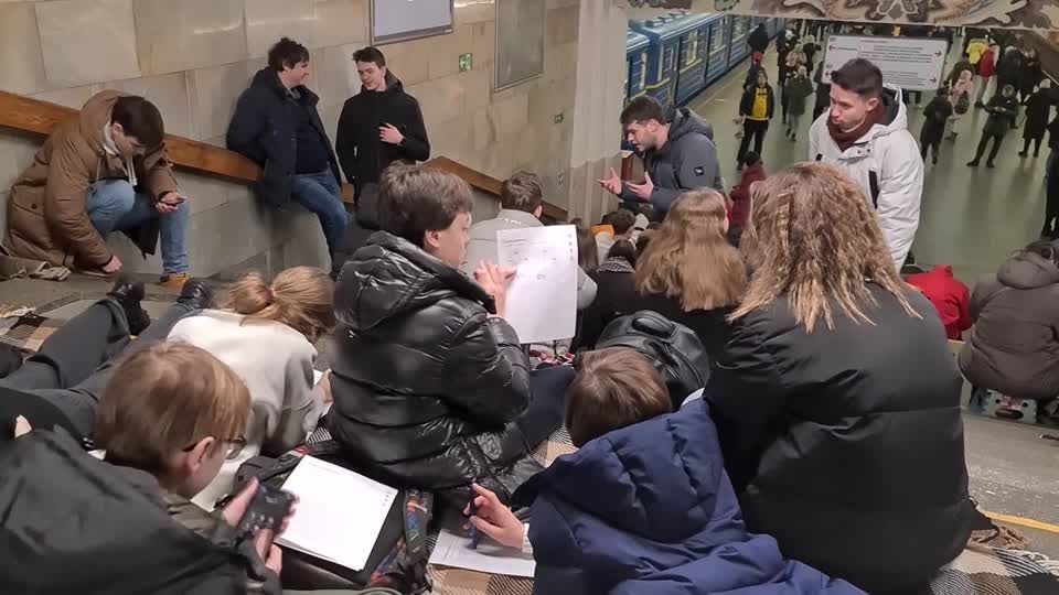 Video: Kiew: Unterricht trotz Luftalarm Video: Kiew: Unterricht trotz Luftalarm