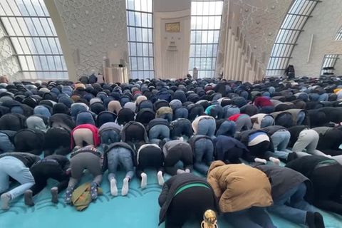 Video: Freitagsgebete stehen unter dem Eindruck des Erdbebens in der Türkei