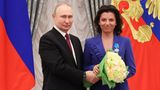 Margarita Simonjan ist die Chefredakteurin des Medienunternehmens Rossija Sewodnja (Russland heute) und des Fernsehsenders RT. Sie ist eine der zentralen Figuren der Kreml-Propaganda. Nichts zeugt von ihrer besonderen Stellung in Putins System mehr als ein gelbes Sondertelefon in ihrem Büro – der verschlüsselte Draht direkt in den Kreml.  Neben der Leitung von RT verdingt sich Simonjan ein Dauergast in der Sendung von Wladimir Solowjow. Da sie kein eigenes Format auf einem der großen Staatssender Russlands hat, kann sie hier ihre Parolen verbreiten und nach Blut schreien. Nach wessen Blut Simonjan gerade trachtet, hängt davon ab, was ihr über die verschlüsselte Leitung des gelben Telefons vorgegeben wird.   Für ihre Dienste wurde Simonjan von Wladimir Putin persönlich ausgezeichnet. Zuletzt bekam sie am 20. Dezember 2022 einen Ehrenorden überreicht, das Bild zeigt sie bei dieser Preisverleihung. Die Ehren sind kein Wunder – tat sie sich doch mit solchen Statements hervor wie dieses hier: "Früher war er einfach unser Präsident und konnte abgelöst werden. Jetzt ist er unser Führer. Und wir lassen nicht zu, dass er abgelöst wird", sagte sie nach der Wiederwahl Putins zum Präsidenten am 18. März 2018.  In Russland hat sich Simonjan einen sehr interessanten Spitznamen eingehandelt: Biber-Fresserin wird sie gerne von ihren Kritikern genannt. Zu verdanken hat sie ihn einer eigenen Erzählung. "Zum ersten Mal in meinem Leben werde ich Biber kochen", berichtete sie in ihren sozialen Netzwerken kurz vor Silvester 2012. "Ich werde den Biberkopf mit Zwiebeln, Karotten und Lorbeerblättern zu einer Brühe kochen. Den Rest des Fleisches werde ich über Nacht in Knoblauch, Wacholderbeeren und schwarzem Pfeffer marinieren, morgen anbraten und dann in der Brühe weich schmoren", verkündete sie. Diese ungewöhnliche Speisewahl brachte ihr den Spitznamen "Bobroedka" ein, zu Deutsch: Biber-Fresserin. 