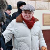 Dmitri Kisseljow gilt als die graue Eminenz der Kreml-Propaganda. Jeden Sonntag gibt er in seiner Sendung "Westi Nedeli" (Nachrichten der Woche) den Kurs für die nächste Woche vor. Will man wissen, wie der Kreml die neusten Entwicklungen und Geschehnisse an die Bevölkerung verkauft haben will, schaltet man traditionell am Sonntagabend den Staatssender Rossija 1 ein. Dann erzählt Kisseljow seinen Zuschauern Gruselmärchen über "pädophile Regimenter" Kiews oder demonstriert, wie Großbritannien in ein Feld radioaktiver Asche verwandeltet werden soll. (Mehr dazu erfahren Sie hier.)   Radioaktive Trümmerfelder sind das Spezialgebiet von Kisseljow. Mister "radioaktive Asche" – dieser Spitzname haftet dem Mann, der als Chef-Propagandist des Kremls gilt, seit jenem Abend im Jahr 2015 an, als er Amerika mit der kompletten Auslöschung drohte.  Zu seinem Spezialgebiet zählt aber auch die Verteidigung Putins – in allen Lebenslagen. Als Alexej Nawalny den unglaublichen Palast enthüllte, den sich Putin am Schwarzen Meer errichten ließ, verunglimpfte Kisseljow die Enthüllungen als Fake – das übliche Vorgehen der Kreml-Propaganda. Sein schlagkräftiges Argument war: Putin könne gar keine Paläste haben, weil er es einfach nicht "cool" finde. Ein stichhaltiger Beweis, oder?  Seine TV-Karriere begann Kisseljow noch zu Sowjetzeiten. Eine Zeitlang arbeitete er sogar mir den deutschen Fernsehsendern ARD und RTL zusammen. Mit dem Journalisten Gerd Ruge produzierte er den Film "100 Tage Gorbatschow".   Seine steile Karriere als Kreml-Propagandist begann 2003, als er bei der Allrussischen staatlichen Fernseh- und Radiogesellschaft einstieg. Im Juli 2008 war er bereits stellvertretender Generaldirektor der Medien-Holding. Am 9. Dezember 2013 wurde schließlich bekannt gegeben, dass auf Basis der Nachrichtenagentur RIA Novosti eine neue internationale Nachrichtenagentur erschaffen wird: Russia Today. Kisseljow wurde zu ihrem Generaldirektor ernannt – von Putin persönlich. Der entsprechende Befehl ist immer noch auf der Website des Kremls zu finden. 