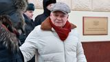 Dmitri Kisseljow gilt als die graue Eminenz der Kreml-Propaganda. Jeden Sonntag gibt er in seiner Sendung "Westi Nedeli" (Nachrichten der Woche) den Kurs für die nächste Woche vor. Will man wissen, wie der Kreml die neusten Entwicklungen und Geschehnisse an die Bevölkerung verkauft haben will, schaltet man traditionell am Sonntagabend den Staatssender Rossija 1 ein. Dann erzählt Kisseljow seinen Zuschauern Gruselmärchen über "pädophile Regimenter" Kiews oder demonstriert, wie Großbritannien in ein Feld radioaktiver Asche verwandeltet werden soll. (Mehr dazu erfahren Sie hier.)   Radioaktive Trümmerfelder sind das Spezialgebiet von Kisseljow. Mister "radioaktive Asche" – dieser Spitzname haftet dem Mann, der als Chef-Propagandist des Kremls gilt, seit jenem Abend im Jahr 2015 an, als er Amerika mit der kompletten Auslöschung drohte.  Zu seinem Spezialgebiet zählt aber auch die Verteidigung Putins – in allen Lebenslagen. Als Alexej Nawalny den unglaublichen Palast enthüllte, den sich Putin am Schwarzen Meer errichten ließ, verunglimpfte Kisseljow die Enthüllungen als Fake – das übliche Vorgehen der Kreml-Propaganda. Sein schlagkräftiges Argument war: Putin könne gar keine Paläste haben, weil er es einfach nicht "cool" finde. Ein stichhaltiger Beweis, oder?  Seine TV-Karriere begann Kisseljow noch zu Sowjetzeiten. Eine Zeitlang arbeitete er sogar mir den deutschen Fernsehsendern ARD und RTL zusammen. Mit dem Journalisten Gerd Ruge produzierte er den Film "100 Tage Gorbatschow".   Seine steile Karriere als Kreml-Propagandist begann 2003, als er bei der Allrussischen staatlichen Fernseh- und Radiogesellschaft einstieg. Im Juli 2008 war er bereits stellvertretender Generaldirektor der Medien-Holding. Am 9. Dezember 2013 wurde schließlich bekannt gegeben, dass auf Basis der Nachrichtenagentur RIA Novosti eine neue internationale Nachrichtenagentur erschaffen wird: Russia Today. Kisseljow wurde zu ihrem Generaldirektor ernannt – von Putin persönlich. Der entsprechende Befehl ist immer noch auf der Website des Kremls zu finden. 