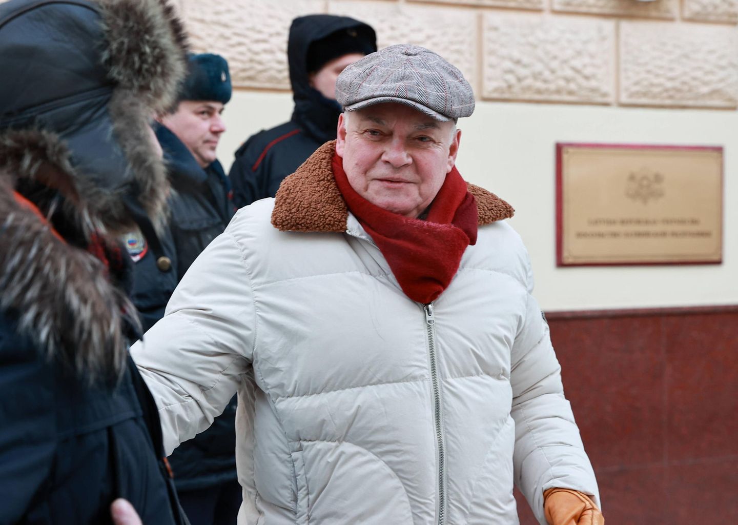 Dmitri Kisseljow gilt als die graue Eminenz der Kreml-Propaganda. Jeden Sonntag gibt er in seiner Sendung "Westi Nedeli" (Nachrichten der Woche) den Kurs für die nächste Woche vor. Will man wissen, wie der Kreml die neusten Entwicklungen und Geschehnisse an die Bevölkerung verkauft haben will, schaltet man traditionell am Sonntagabend den Staatssender Rossija 1 ein. Dann erzählt Kisseljow seinen Zuschauern Gruselmärchen über "pädophile Regimenter" Kiews oder demonstriert, wie Großbritannien in ein Feld radioaktiver Asche verwandeltet werden soll. (Mehr dazu erfahren Sie hier.)   Radioaktive Trümmerfelder sind das Spezialgebiet von Kisseljow. Mister "radioaktive Asche" – dieser Spitzname haftet dem Mann, der als Chef-Propagandist des Kremls gilt, seit jenem Abend im Jahr 2015 an, als er Amerika mit der kompletten Auslöschung drohte.  Zu seinem Spezialgebiet zählt aber auch die Verteidigung Putins – in allen Lebenslagen. Als Alexej Nawalny den unglaublichen Palast enthüllte, den sich Putin am Schwarzen Meer errichten ließ, verunglimpfte Kisseljow die Enthüllungen als Fake – das übliche Vorgehen der Kreml-Propaganda. Sein schlagkräftiges Argument war: Putin könne gar keine Paläste haben, weil er es einfach nicht "cool" finde. Ein stichhaltiger Beweis, oder?  Seine TV-Karriere begann Kisseljow noch zu Sowjetzeiten. Eine Zeitlang arbeitete er sogar mir den deutschen Fernsehsendern ARD und RTL zusammen. Mit dem Journalisten Gerd Ruge produzierte er den Film "100 Tage Gorbatschow".   Seine steile Karriere als Kreml-Propagandist begann 2003, als er bei der Allrussischen staatlichen Fernseh- und Radiogesellschaft einstieg. Im Juli 2008 war er bereits stellvertretender Generaldirektor der Medien-Holding. Am 9. Dezember 2013 wurde schließlich bekannt gegeben, dass auf Basis der Nachrichtenagentur RIA Novosti eine neue internationale Nachrichtenagentur erschaffen wird: Russia Today. Kisseljow wurde zu ihrem Generaldirektor ernannt – von Putin persönlich. Der entsprechende Befehl ist immer noch auf der Website des Kremls zu finden. 