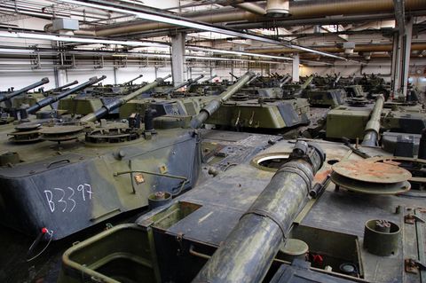 Die Flensburger Fahrzeugbau Gesellschaft (FFG) besitzt 99 Leopard 1 aus dänischem Bestand, ein belgischer Waffenhändler weitere 50.