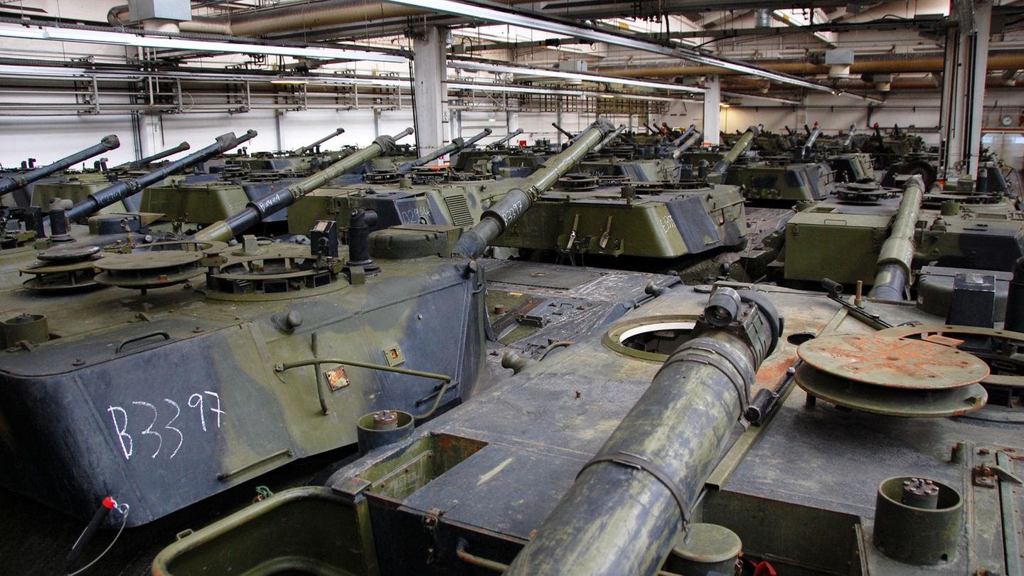 Die Flensburger Fahrzeugbau Gesellschaft (FFG) besitzt 99 Leopard 1 aus dänischem Bestand, ein belgischer Waffenhändler weitere 50.