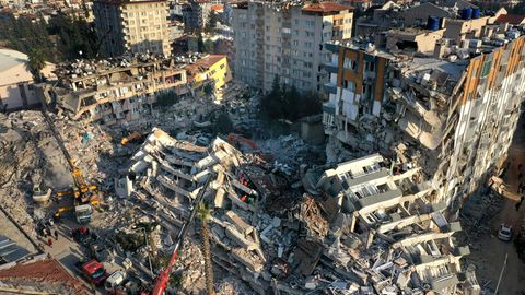 Türkei, Antakya: Rettungsteams suchen nach Menschen, während Kräne Trümmer von zerstörten Gebäuden entfernen
