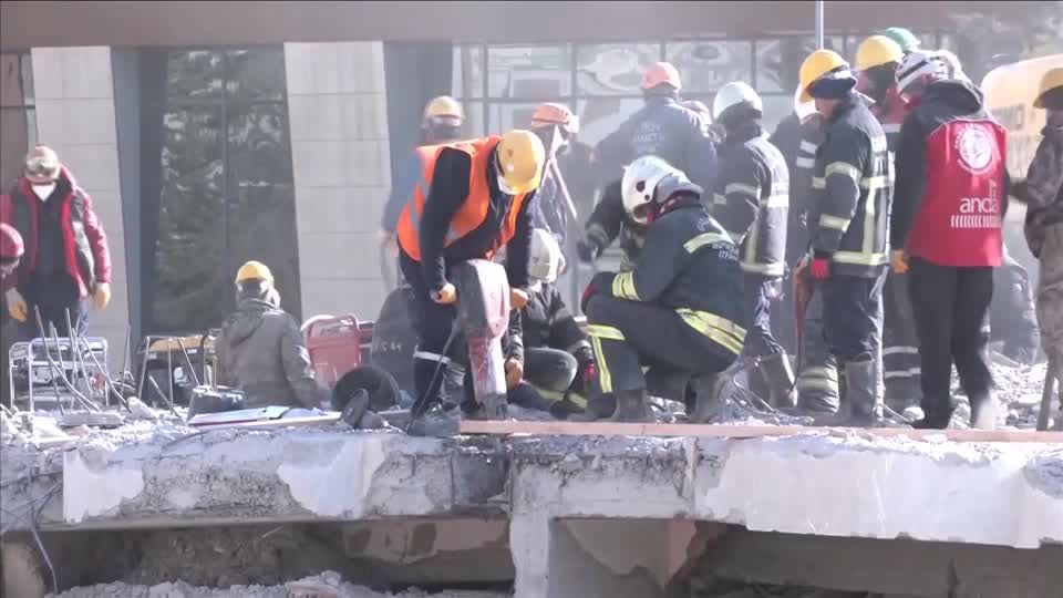 Video: Über 24.000 Tote nach Erdbeben an türkisch-syrischer Grenze Video: Über 24.000 Tote nach Erdbeben an türkisch-syrischer Grenze